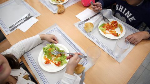 Foto de archivo de un comedor escolar. Con la normativa de la Xunta, esta imagen ser� imposible porque hay dos alumnos enfrentados a menos de 1,5 metros de distancia