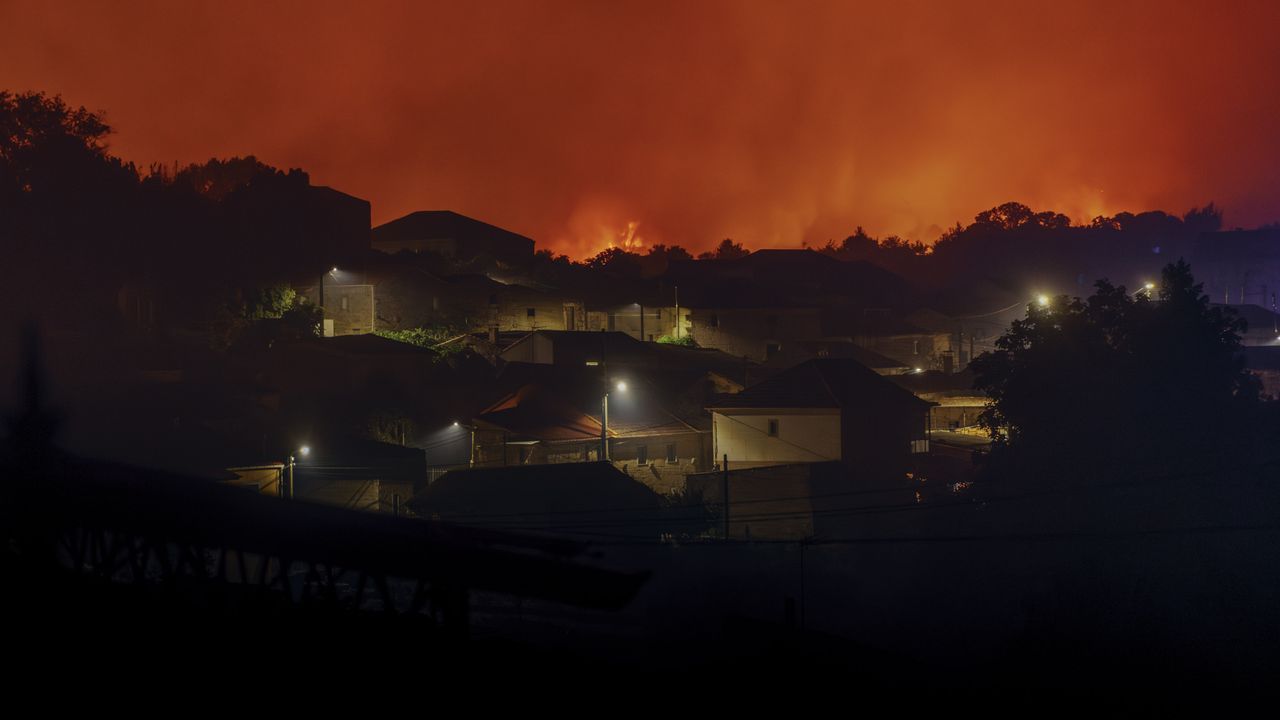 Cientos de confinados y desalojados, comunicaciones cortadas y 13.000 hectáreas arrasadas en la ola de incendios