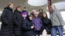 Sentadas en el centro, las tres refugiadas ucranianas que llegaron la noche del sbado a Santiago, con su familia en Teo