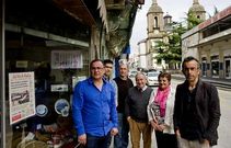 Comerciantes expusieron en el escaparate la portada que anunci� los cuatro meses de obras.