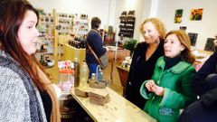 Mar Barc�n con una comerciante de la Cubela