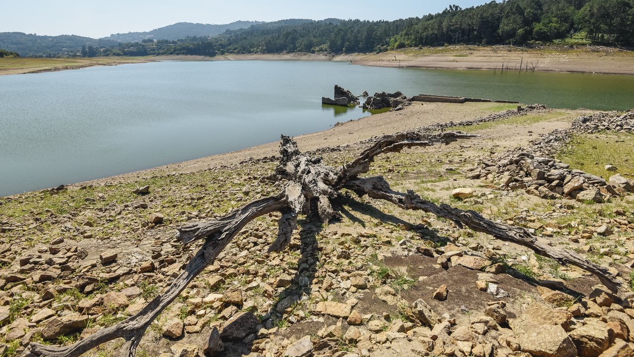 La sequía deja al embalse de Portodemouros bajo mínimos