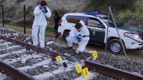 La rotura de carril que fotograf�an agentes de criminal�stica de la Guardia Civil no es en la v�a por la que circulaba el Iryo, sino en la del Alvia