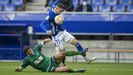 Luengo y Jirka disputan un baln durante el Oviedo-Amorebieta