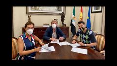 Mar�a Jos� Solana (PP), Ignacio Gragera (Ciudadanos) y Alejandro V�lez (no adscrito) firmaron este s�bado el acuerdo.