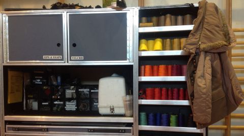 Detalle de una de las cajas con �tiles de costura 