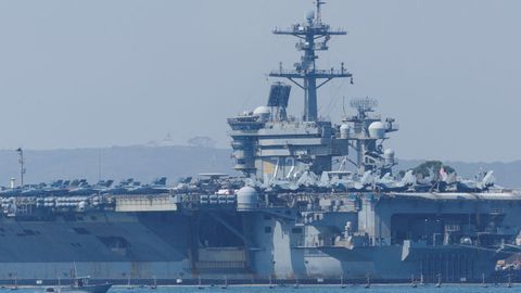 El portaviones Abraham Lincoln, atracado en la base de North Island de  San Diego, en agosto del 2025.