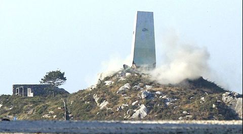 En el 2008, el mismo da que se traspasaba la gestin del parque a la Xunta, se dinamitaba el monolito de homenaje a Franco