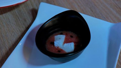 El salmorejo con queso y virutas de jamón lo podemos preparar en casa y es una opción muy saludable para un brunch