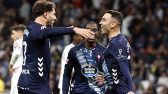Iago Aspas y Javi Rueda celebran el triunfo del Celta en el Bernabu en presencia de Ilaix Moriba.