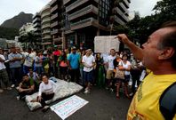 Un grupo de manifestantes llevan dos d�as delante de la vivienda del gobernado de R�o.