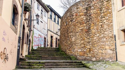 Escaleras de la calle Ildefonso Martnez, en el Oviedo Antiguo. El ayuntamiento reparar los escalones, muy deteriorados