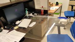 La mampara de protecci�n que tir� el hombre que accedi� al PAC de Mar�n la madrugada del 12 de octubre 