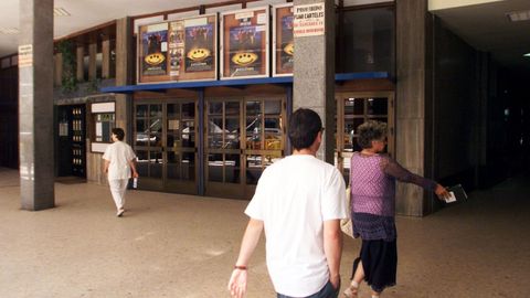Entrada del antiguo cine G�nviz de Pontevedra, unos meses antes de su cierre, que tuvo lugar en diciembre del 2001