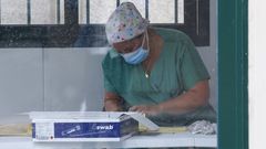 Personal sanitario realizando test para diagnosticar el covid-19 en el autocovid del Ventorrillo, en A Coru�a