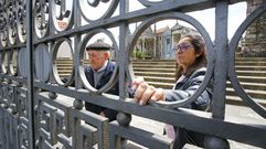 Manolo y su hija Lola, que fue quien se percat� el jueves de que hab�a unas mujeres atrapadas en el cementerio pontevedr�s de San Mauro.