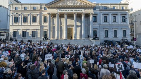 Miles de manifestantes marcharon desde la estacin de Atocha hasta el Congreso en apoyo de Pedro Snchez