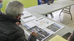 Un vecino viendo el proyecto del local social de Serantes