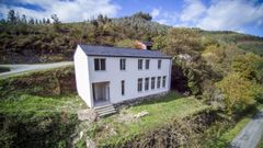 Escuela de Ribeira de Piqun, una de las dedicadas en Ribeira de Piqun a vivienda