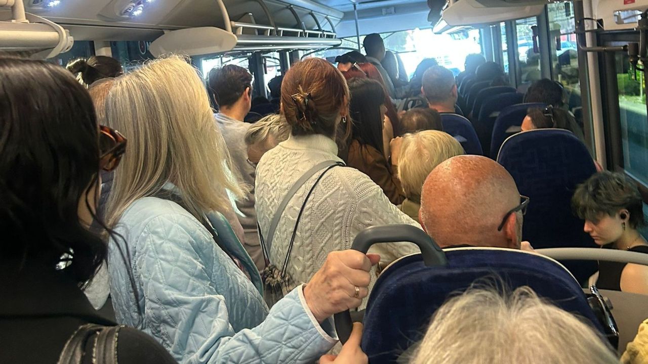De Vigo a Baiona, de pie en un autobús saturado