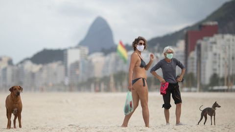 Las mascarillas también han llegado a las playas de Río de Janeiro