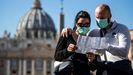 Una pareja de turistas, el pasado lunes, en el Vaticano