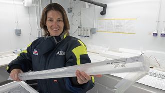 La investigadora�Liz Thomas�sujeta el hielo de 1, 2 millones de a�os