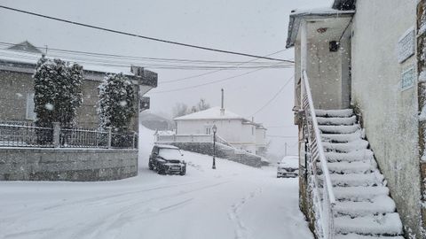 Quitanieves en Celeiros, el casco urbano de Chandrexa de Queixa.