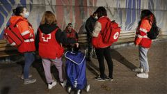 Voluntarias del programa de Cruz Roja �Atenci�n a persoas sen fogar�, en una salida del pasado noviembre