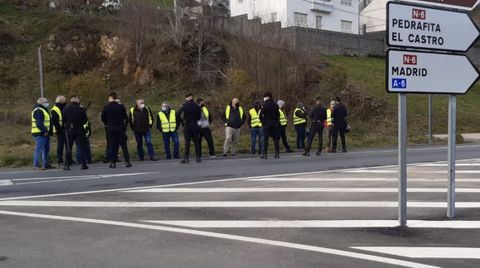 Equipos de los GRS de la Guardia Civil, frente a un piquete este jueves en Pedrafita para evitar el bloqueo del acceso de camiones a Galicia.
