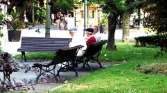 Ancianos en el parque Dorado de Sama de Langreo