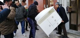 Miembros de la PAH ayudan a vac�ar el piso de la pareja desahuciada