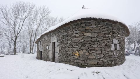 La nieve está presente en O Cebreiro.