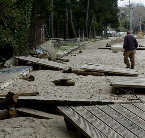 El mar se llev� el paseo y un muro de la playa de Gandar�o.