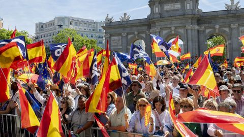 Miles de personas abarrotan la plaza de la Independencia de Madrid durante una concentracin contra la amnista y la corrupcin convocada por el PP.