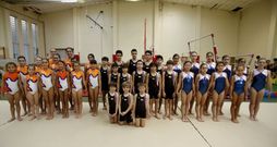 Los integrantes del primer club gallego de gimnasia art�stica de �lite, el Ximnasia UDC, posan para La Voz en el INEF de Bastiagueiro. 
