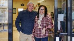 Jos� Antonio y Chari, en la puerta de la pasteler�a Pombal