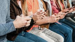 Un grupo de j�venes utilizando sus m�viles