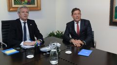 El presidente de la Xunta, Alfonso Rueda, y Jos� Ram�n G�mez Besteiro, antes de la reuni�n que mantuvieron en mayo, cuando el segundo era delegado del Gobierno en Galicia.