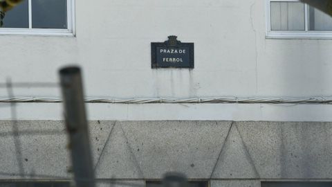 La placa de la plaza recoge claramente Praza de Ferrol