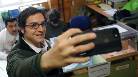 El candidato de Vox al Congreso por Asturias, Jos Mara Figaredo, se hace un selfi en la mesa electoral del colegio Pablo Miaja de Oviedo, en la que vot a primera hora de la maana