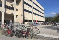 La bicicleta es un medio de transporte que cuenta cada d�a con m�s adeptos entre los universitarios. 