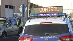 Un control de tr�fico montado por la Polic�a Local en uno de los accesos a Santiago