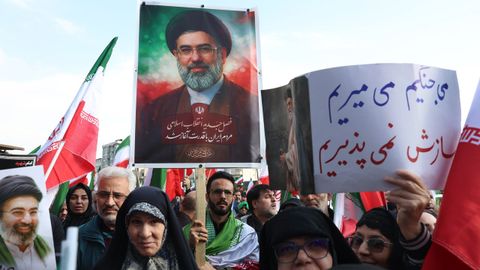 Carteles con la imagen del nuevo l�der supremo de Ir�n, Mojtaba Jamene�.