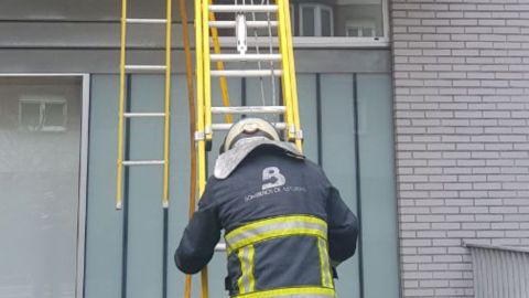 Un incendio calcina una vivienda en Salinas sin causar heridos
