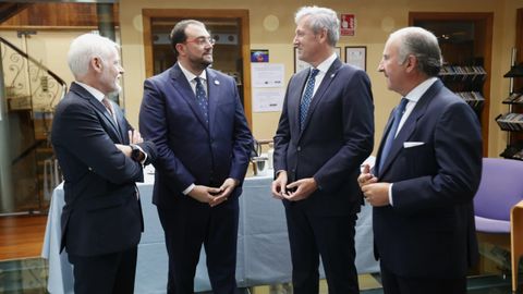 De izquierda a derecha, el director general de La Voz de Galicia, Lois Blanco; el presidente de Asturias, Adrin Barbn; el presidente de la Xunta, Alfonso Rueda; y el director general adjunto del Banco Sabadell, Pablo Junceda,tras su llegada a la Casa de la Cultura de Vegadeo