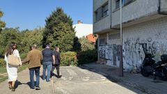 Un momento de la visita de Rafa Dom�nguez y Raquel Mart�nez al barrio de O Gorgull�n