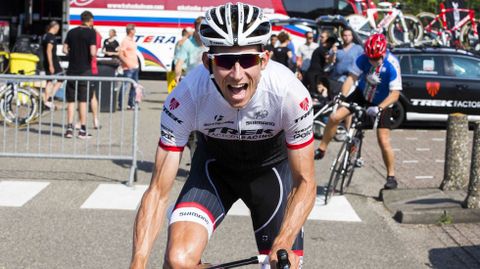 El holand�s Bauke Mollema (Trek),y anfitri�n en este caso, comienza su entremiento del d�a de hoy.