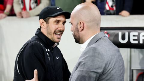 Saludo entre los entrenadores de Friburgo y Celta, Julian Shuster y Claudio Gir�ldez.