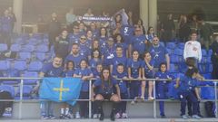La Pe�a El Punteru posa con Henar, jugadora del Real Oviedo, tras el partido ante el Deportivo de la pasada temporada